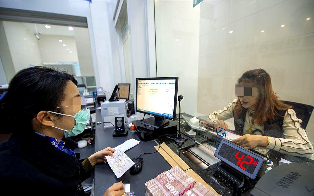 内蒙古，一女子在银行存了75万，可柜员却偷偷把女子还有其他11个储户的钱，一共2