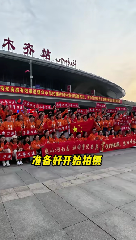 刀郎“山歌唱起的地方”巡演临近，各地刀迷纷纷抵达乌鲁木齐。上海专列到了，齐鲁专