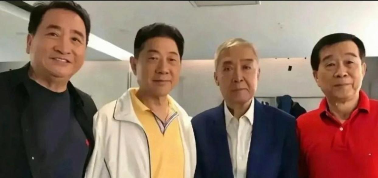 4位相声名家同框：我一眼就认出了姜昆，师胜杰，石富宽，左二看上去很面熟，却想不起