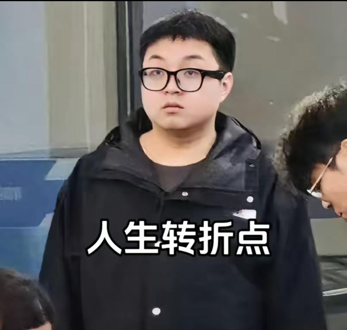 人生无常世事难料，杭州富二代小伙子刚提车，还没开上马路呢，就撞了园区的工作