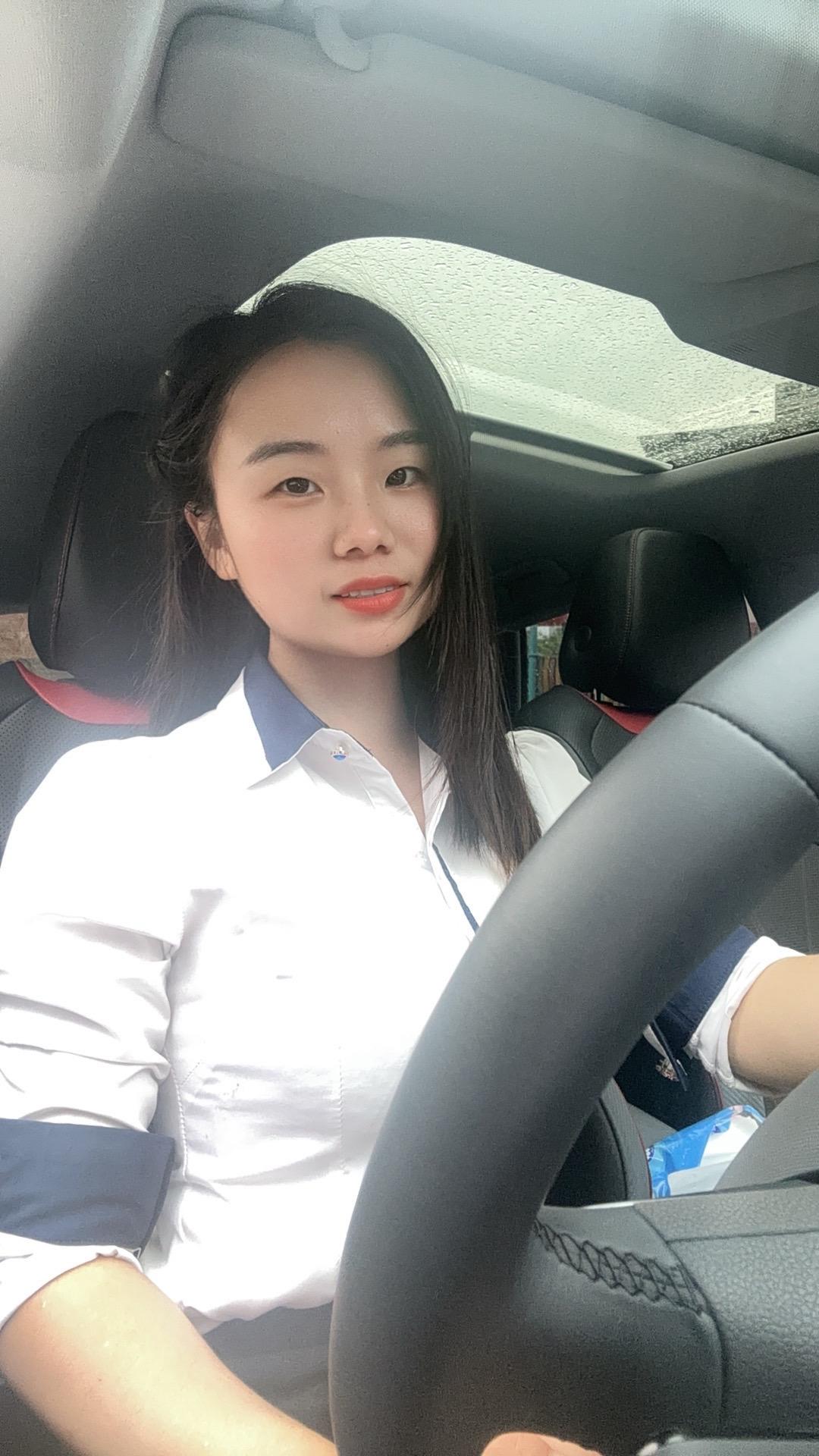 爷爷田里风吹日晒自种的纯天然绿色芝麻油，厨房必备，有需要的请找小谢呀！