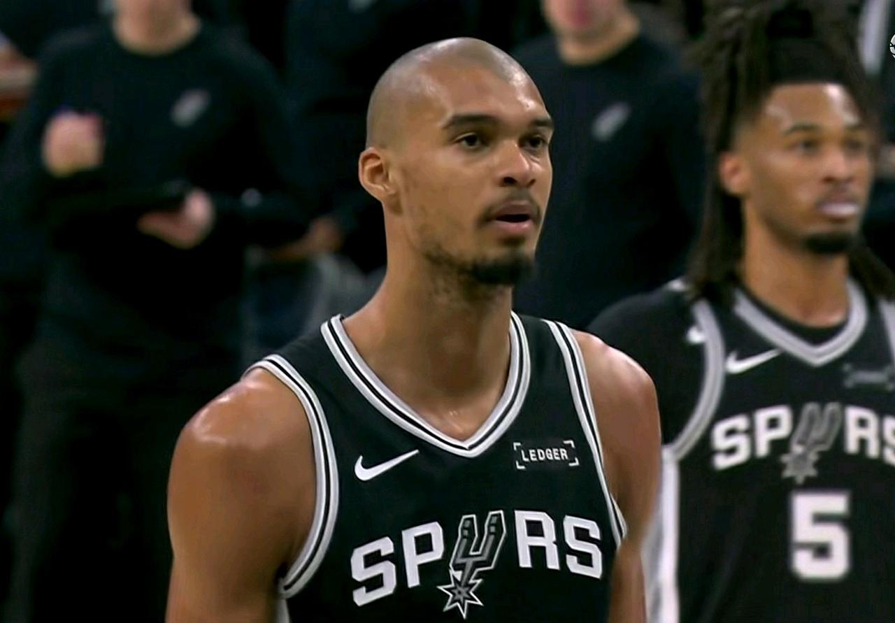 华子服了：神僧法力无边！！！在马刺主场迎战森林狼的比赛中，神僧文班亚马彻底打