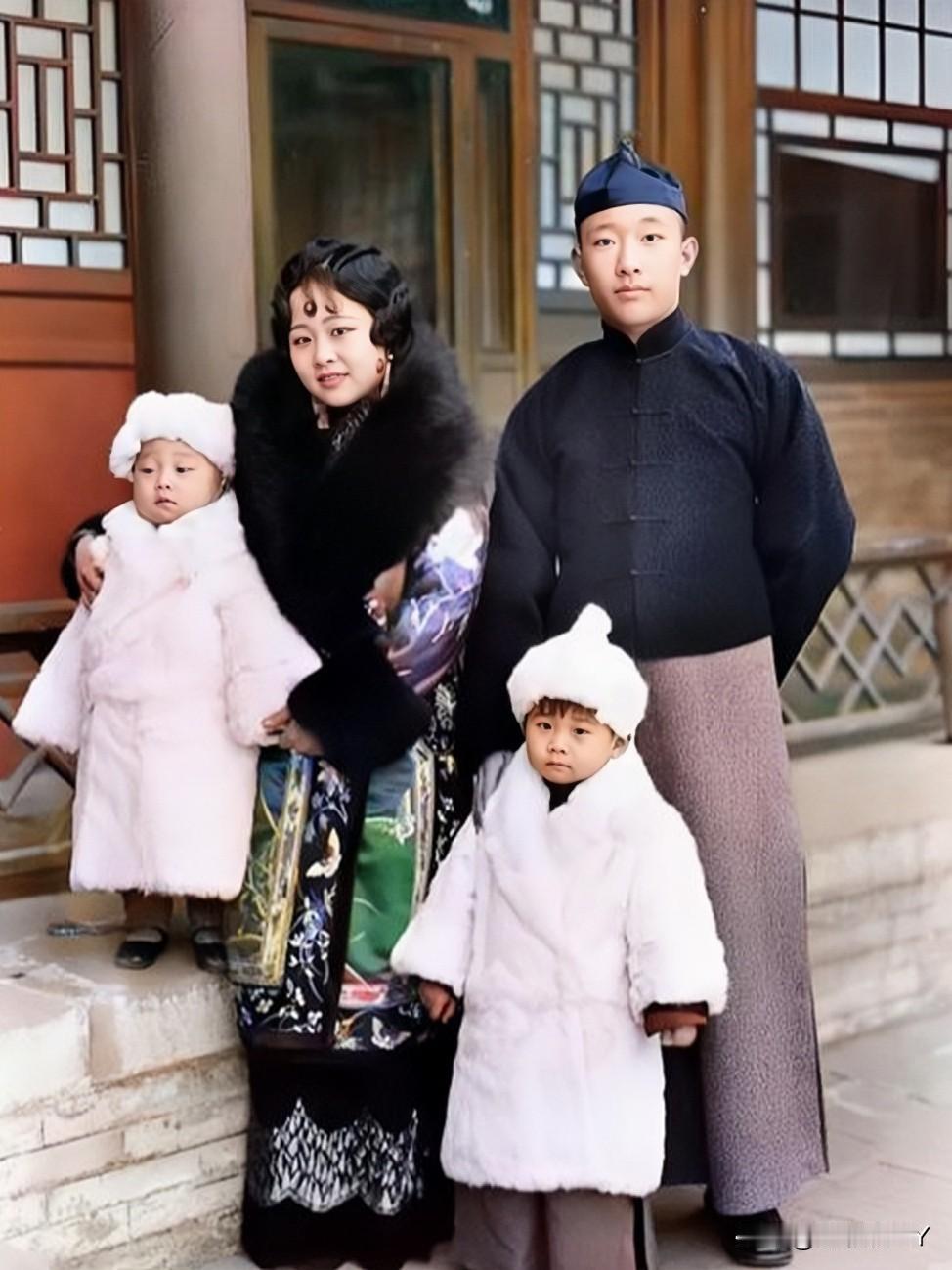 这是民国时期一对年轻夫妻和他们孩子在自家院子的一张全家福，这不是演戏，而是他们一