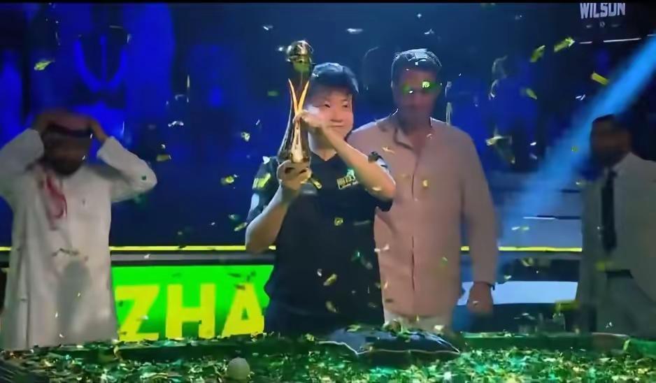 利雅得锦标赛赵心童踩着墨菲小特和萝卜夺冠。北京时间11月22日凌晨，斯诺克利雅得