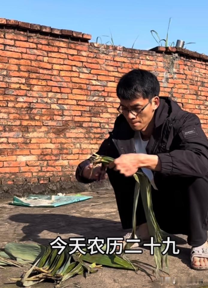 今天，唐尚珺更新了一条视频。视频里的唐尚珺异常忙碌，帮妈妈包粽子，写春联、贴春联