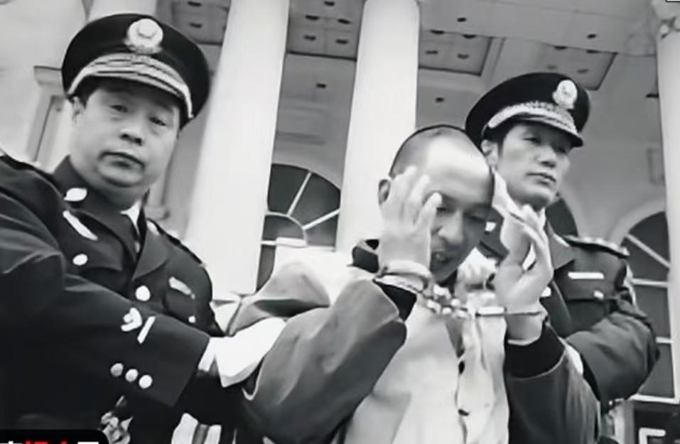 2007年6月8日晚上9点多，重庆垫江县，15岁初三女生小燕下晚自习，被邻居勾叔