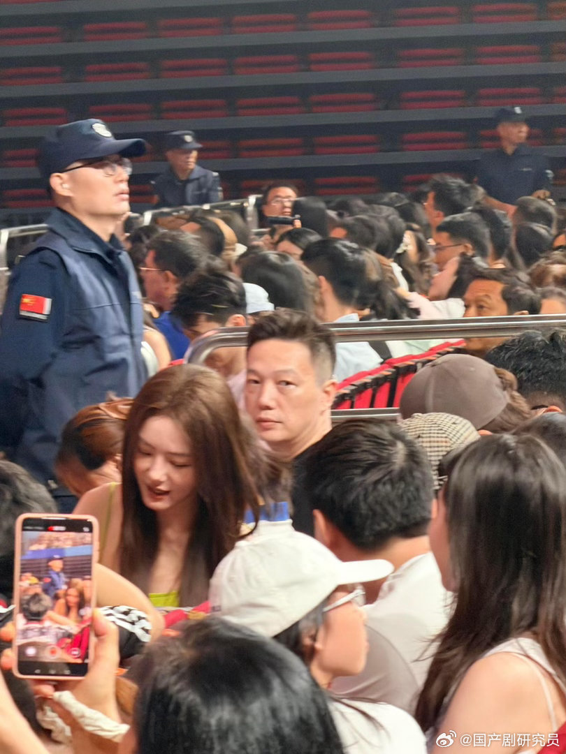 任素汐演唱会偶遇蔡文静蔡文静去了任素汐演唱会前来观看演出的粉丝偶然偶遇蔡文静，她