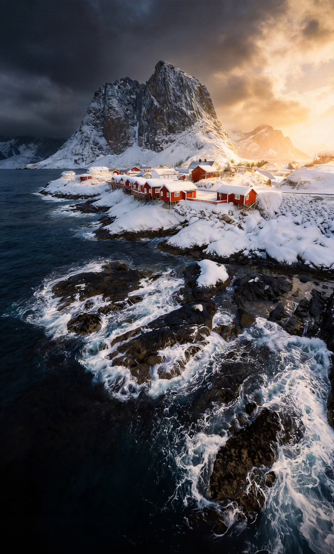 冬日罗弗敦，动人的不止是雪山。还有海浪拍击礁石的力量，寒夜中渔村的灯火，更有那束