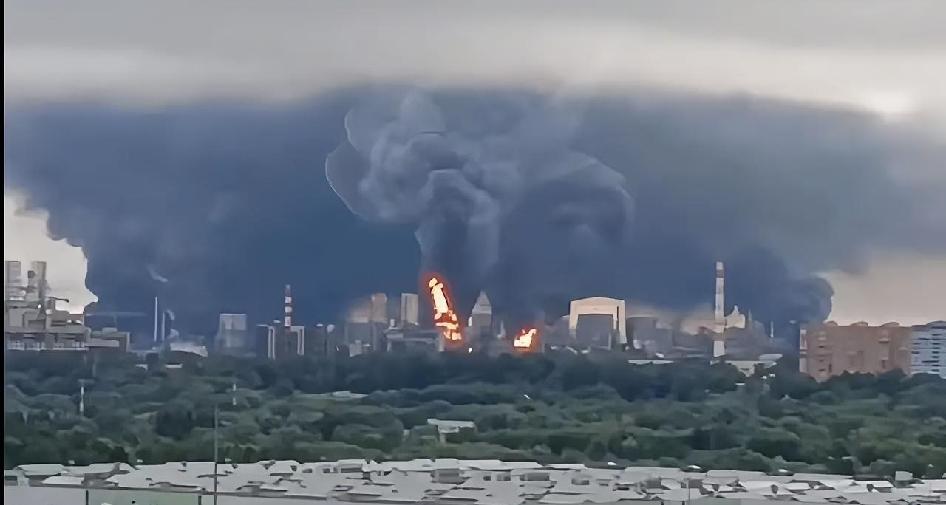 莫斯科在燃烧。莫斯科市东南方向，距克里姆林宫约15公里处的卡波特尼亚炼油厂，16