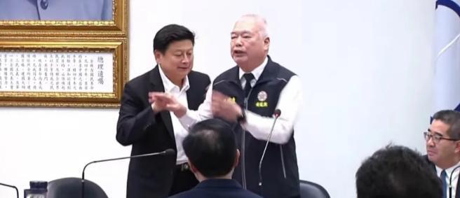 4月29日，国民党内部发生了内讧。副主席季麟连在中常会当众拍桌，指着韩国瑜的鼻子