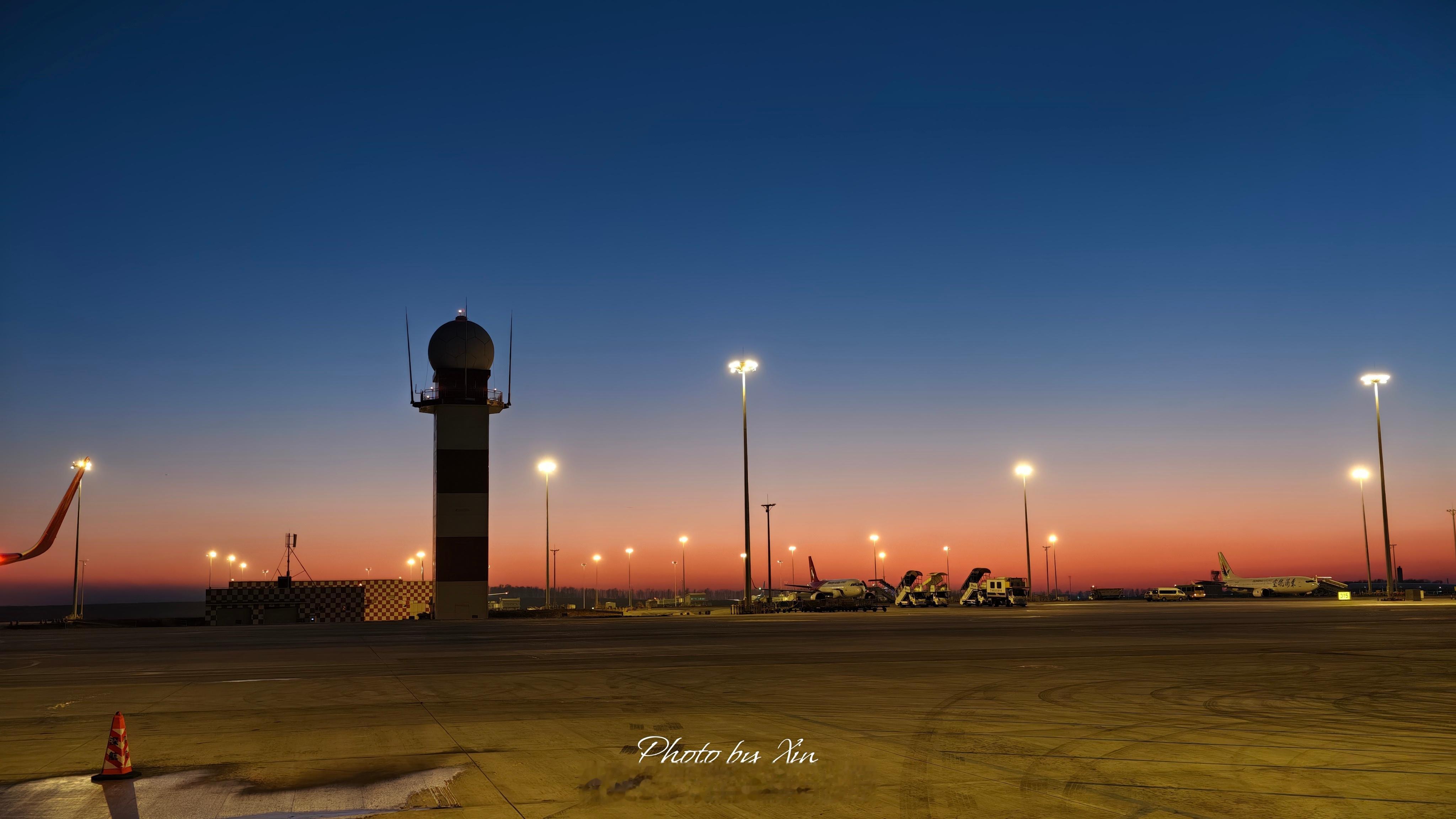 之前在哈尔滨转机的时候，机场的广告牌都写的尔滨欢迎你什么的。我一直都特别好奇，为