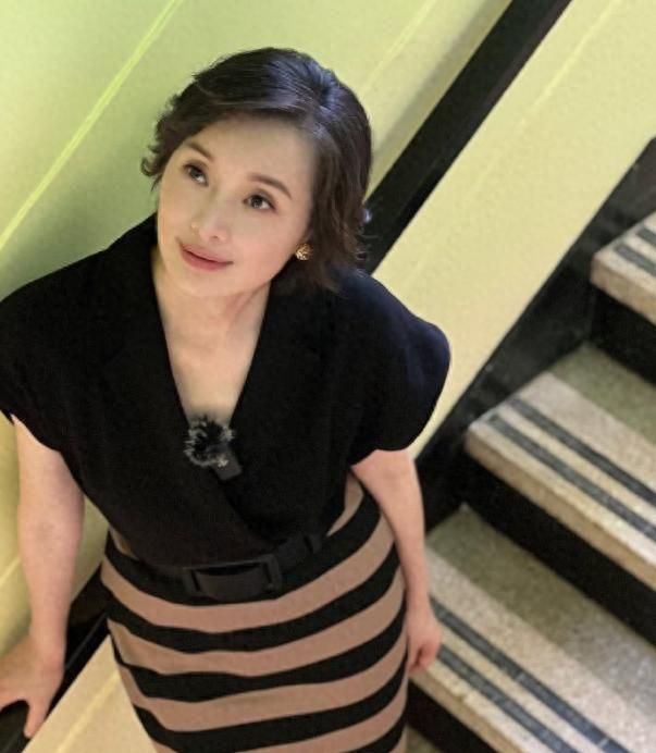 吴越换掉黑长直，烫了个微卷短发立马嫩回20岁！穿披肩上衣配条纹裙，出场就像换脸