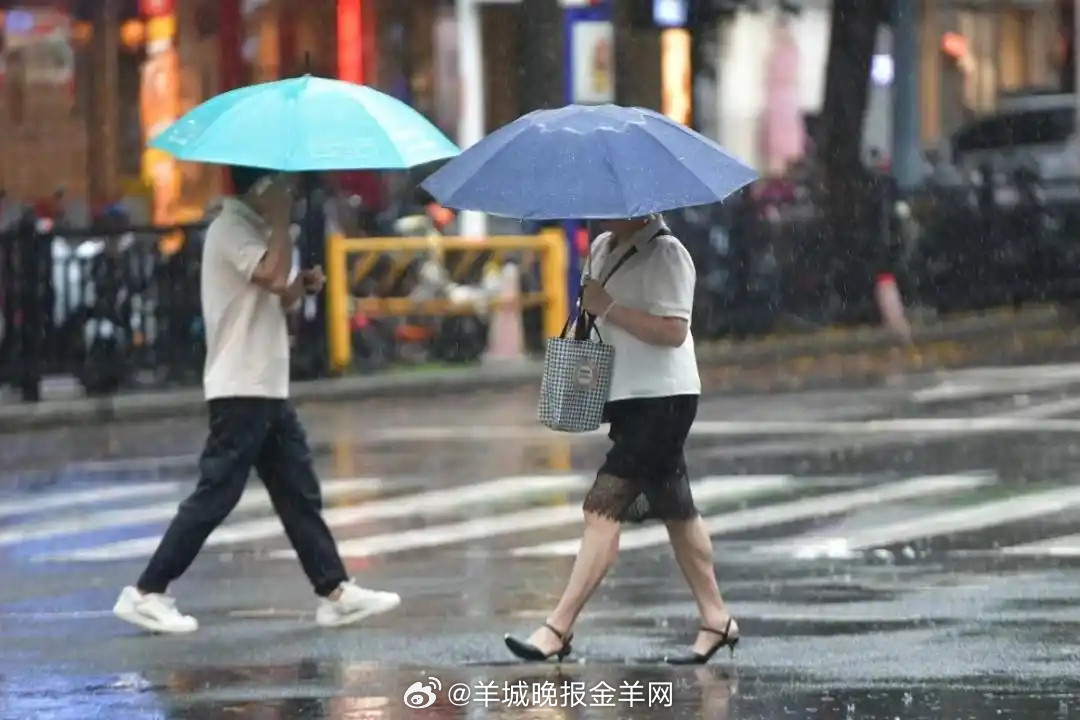 【热带低压已西移#广东雨势明起更弱#】原本预计可能会登陆广东西部沿海地区的南海