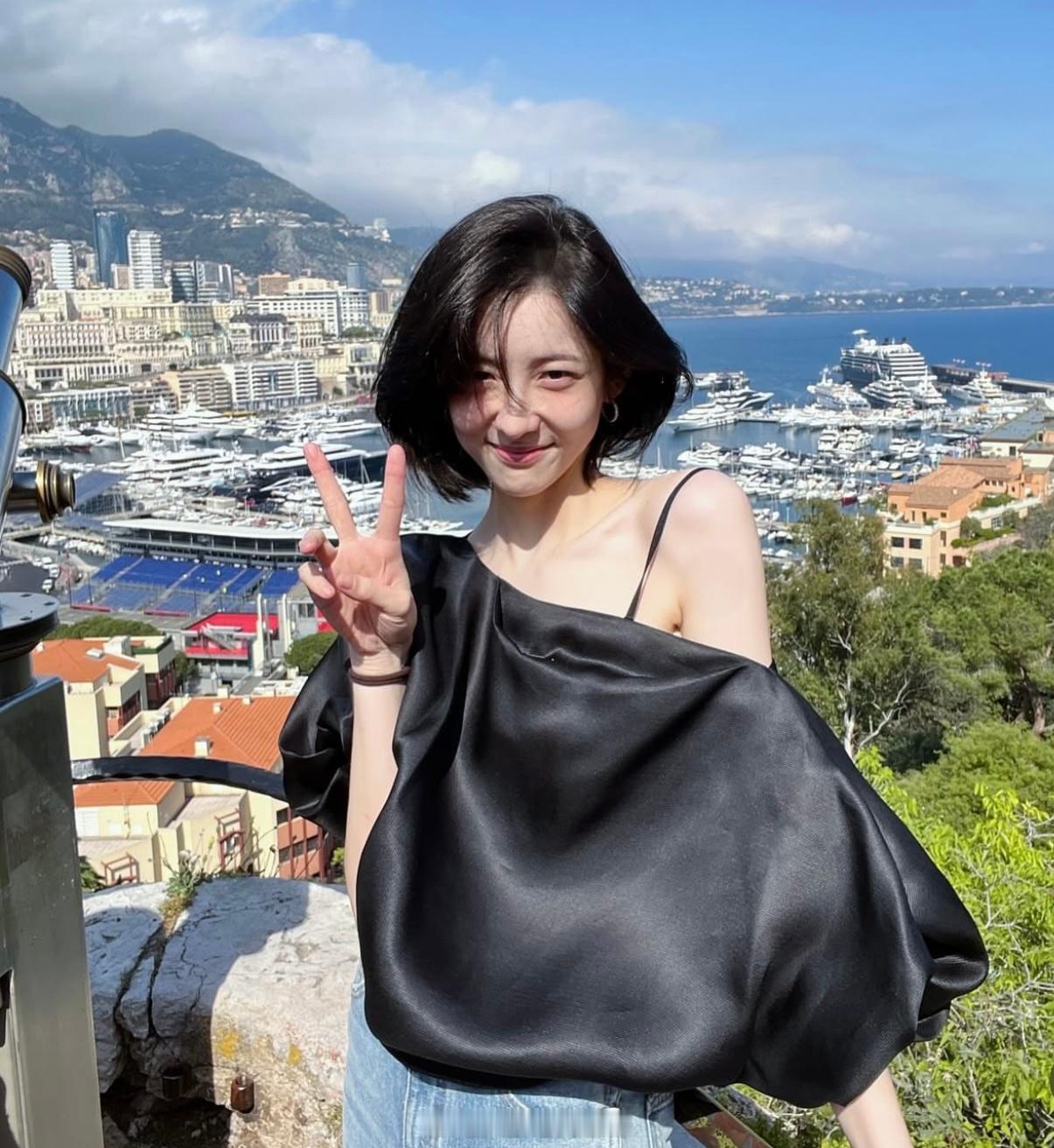 朴智炫朴智炫ins更新她皮肤挺白的​​​