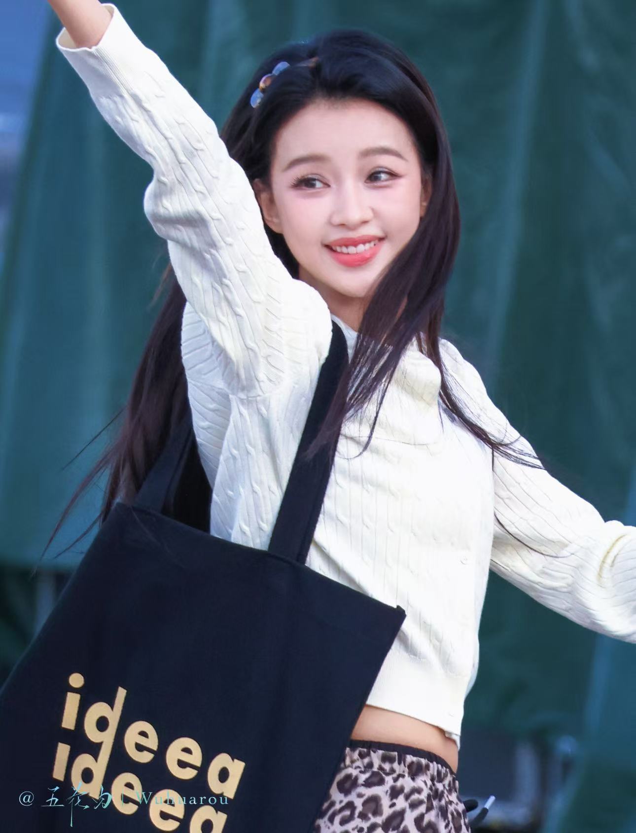 孙怡回浪姐宿舍孙怡这组照片看完，我只想说一句：甜妹就是最吊的。回到《乘风202