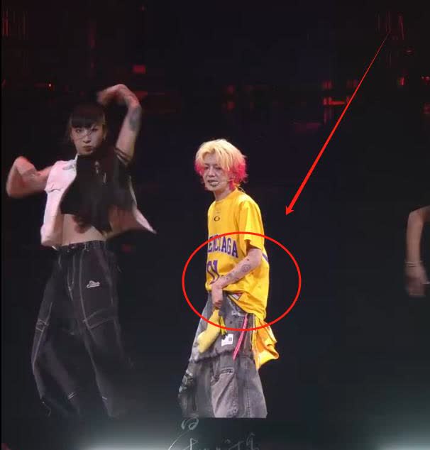 鹿晗成都演唱会Day2《超级冠军》舞台把戒指摘下来的鹿晗！我还有一个发现