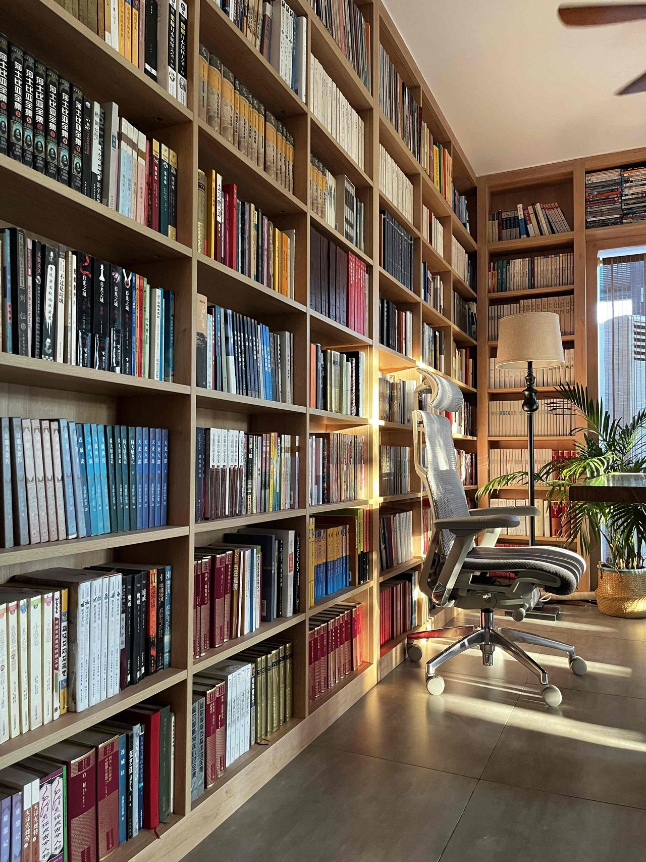 这不是图书馆，是我家的书房，长沙一女生晒出自己家的书房，给人一种书香门第的世家，