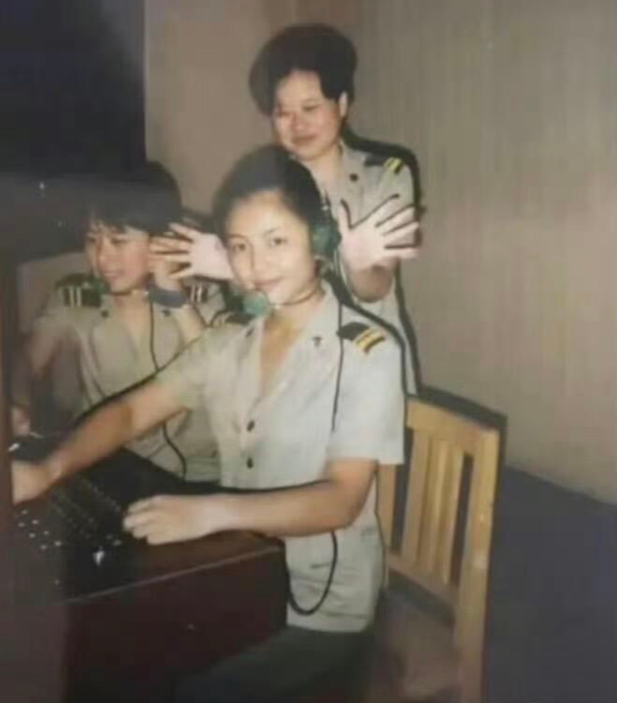 刘涛在没有滤镜没有美颜的时代军营照还能美成这样，妥妥的美人胚子啊。