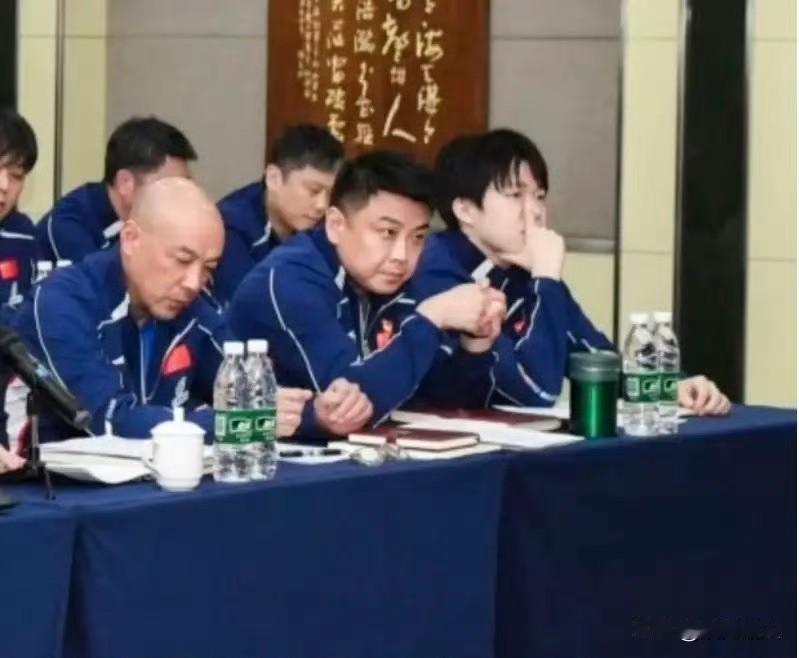 国乒今天开会，座位安排直接看明白一件事：在国家队，实力真的比啥都管用。按理