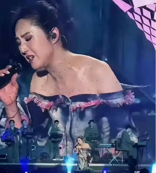 杨千嬅太敬业了，虫子都飞满一身都没暂停一下……​​​