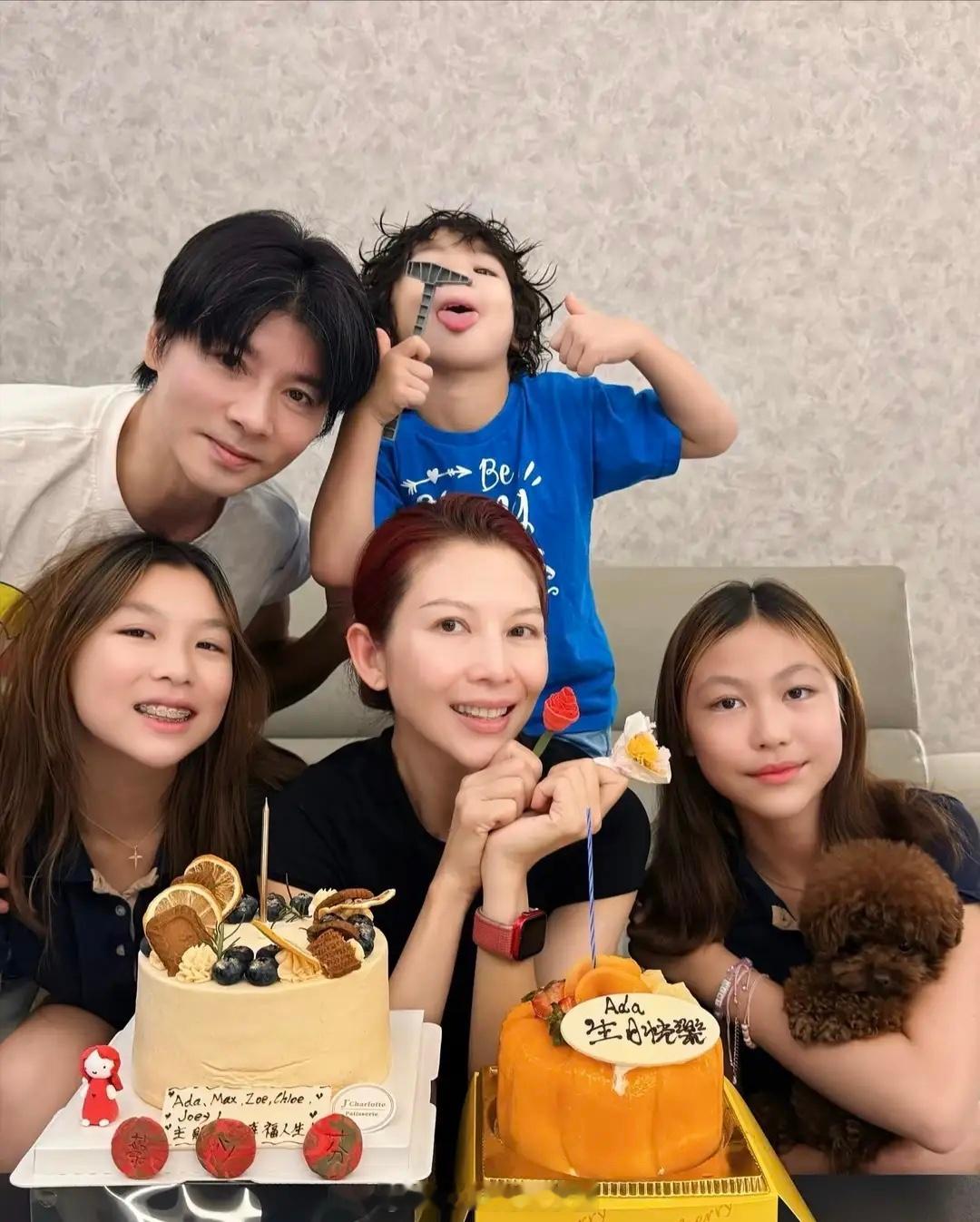 蔡少芬张晋一家参加教会活动，三个孩子上台唱歌，6岁儿子好可爱！​​​