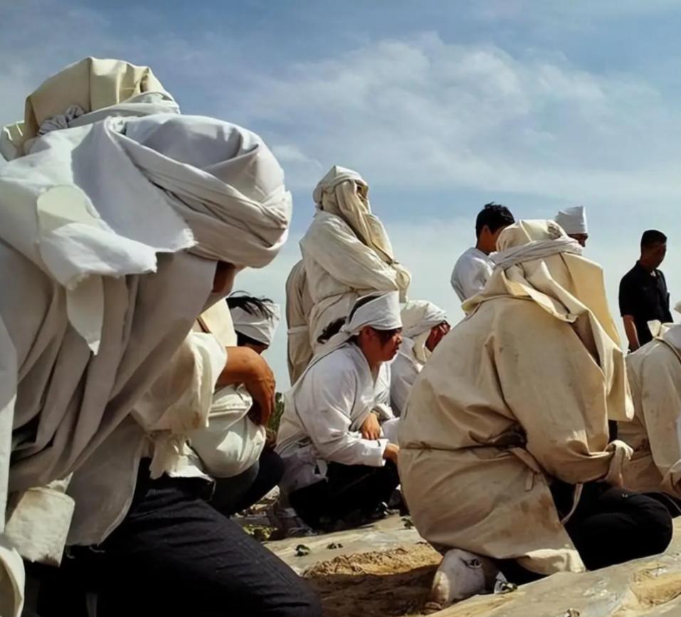 一位火葬场工作人员说：“人死后，一是要火化，二是火化后，不要领骨灰，让火葬厂处理