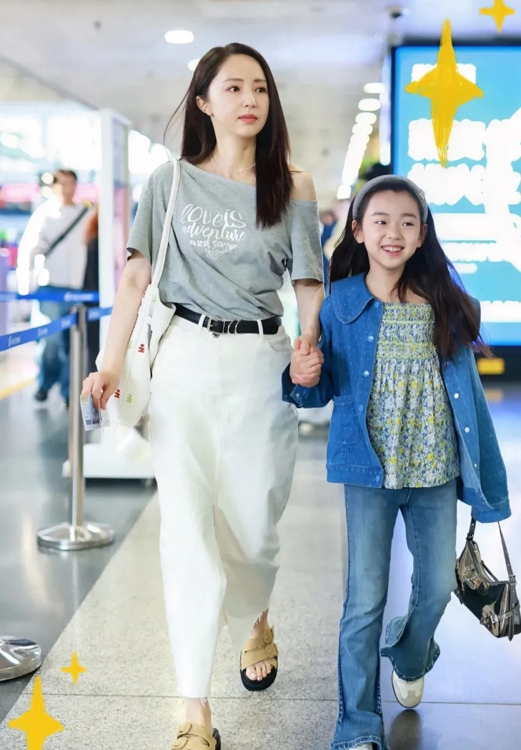 第一次见董璇的女儿，不得不说小姑娘长得真漂亮，遗传了妈妈的好基因。[玫瑰][