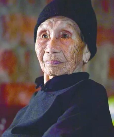 1941年，14岁的黄有良被10多个鬼子扒光衣服乱摸。她拼命反抗，惹得鬼子大怒，