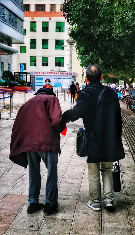 就算钱退了，那个店家下次还敢扶吗？是屏幕前的你，下次看到老人倒地，第一反应是掏手