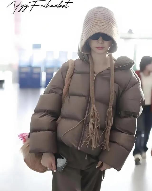 戚薇这波机场路透赢麻了！辫帽+卡其羽绒，松弛感直接焊在身上戚薇新机场造型太