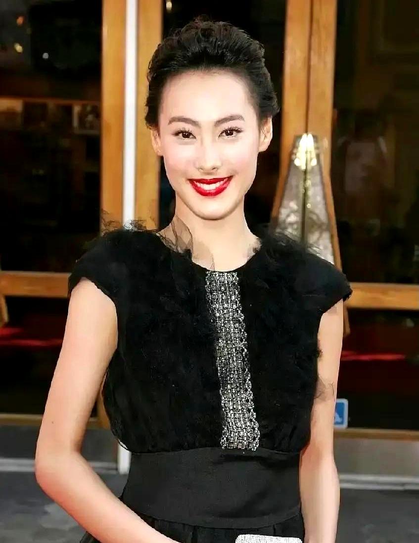 都说豪门水深，你看李泽楷和郭嘉文分手这事儿，港媒拍到他一个人开车离开浅水湾，郭嘉