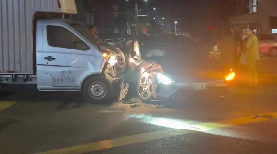 侧面看是两车事故，正面看过去才知道是多车事故。这一台小货车、一台白色小车是看不