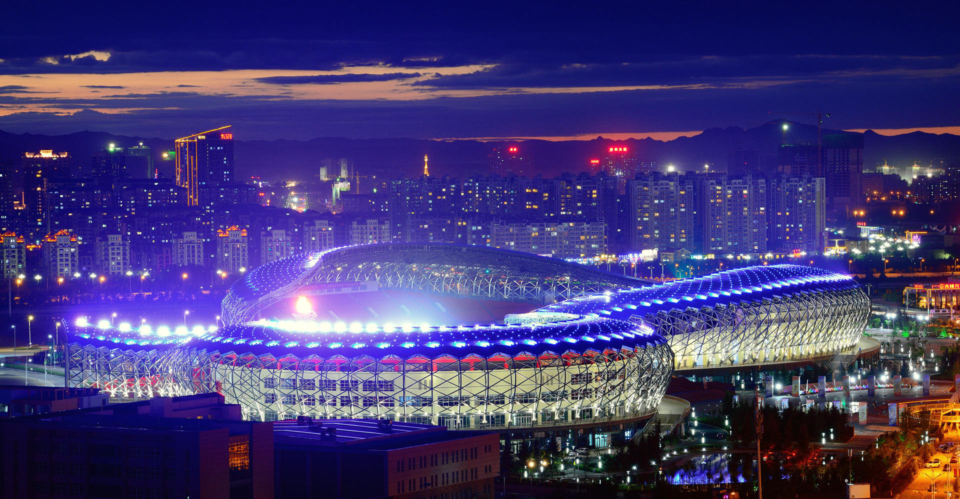 魔城 入夜之后的赤峰 光怪陆离,夜景奇幻 霓灯闪闪,美
