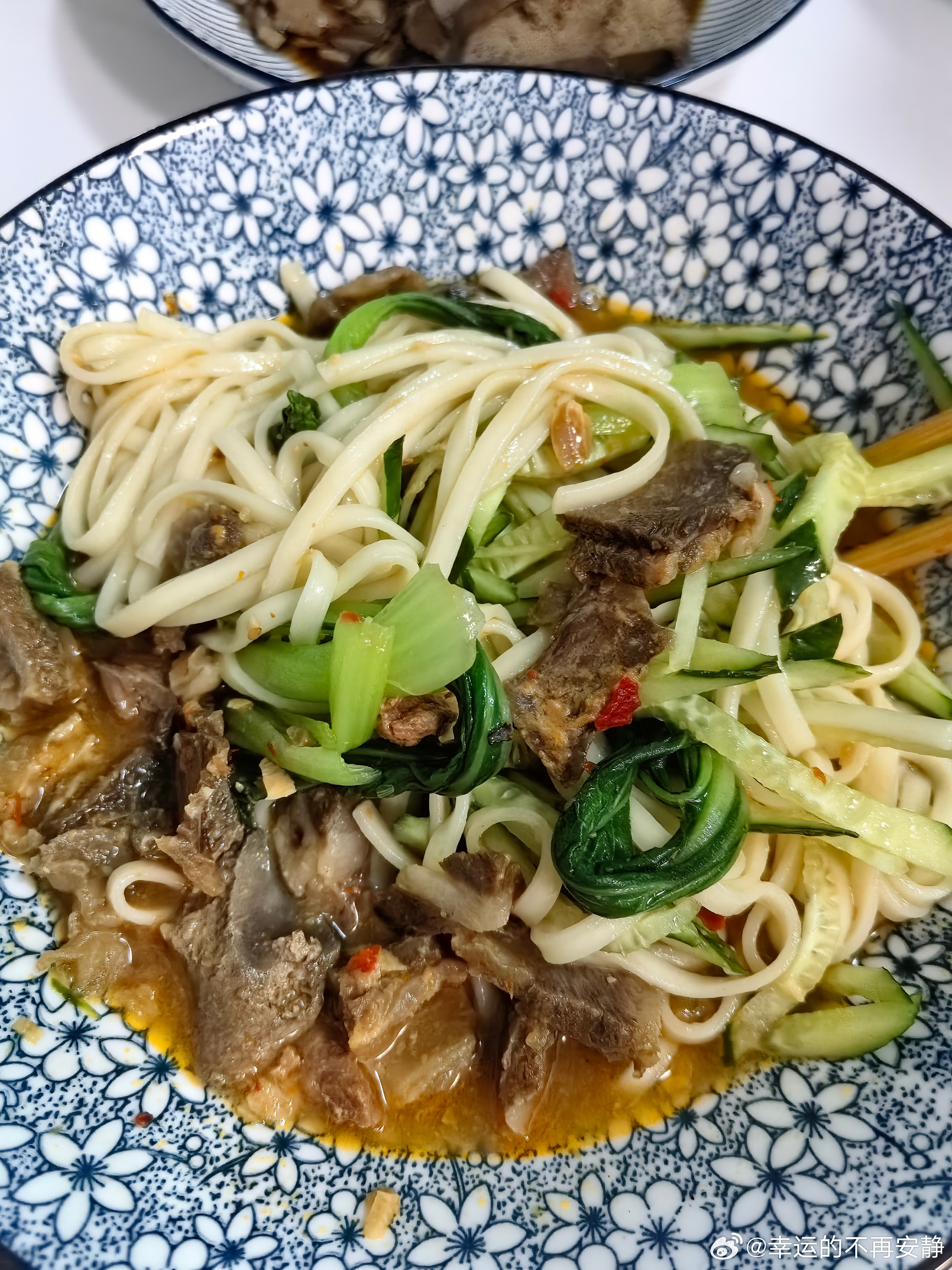 中午一下班就急匆匆往家赶，到家一刻都歇不得，立马开火做饭。今天午餐做了牛肉酱拌面