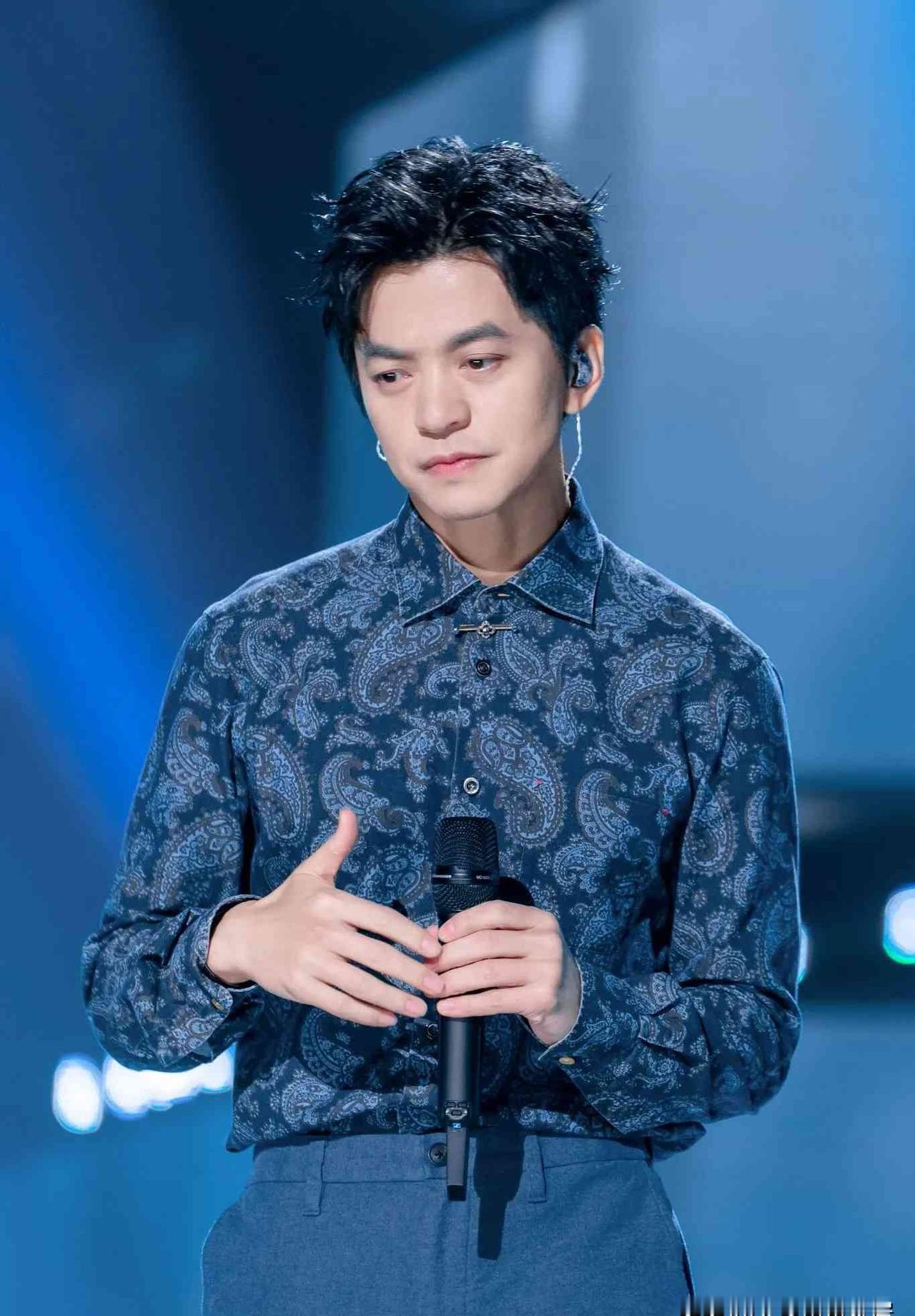 52岁在台上连唱带跳，底下小年轻先喊累。李健的秘密就两条，第一条能吓退90%的