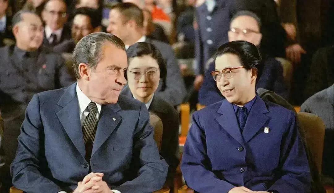 1972年尼克松访问北京时的合影，背后那位中方美女翻译到底是谁呢？1971年夏