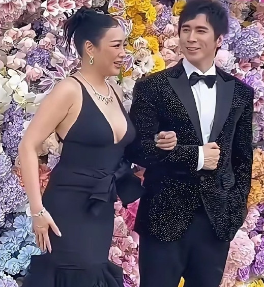 感觉钟丽缇老公对她一脸嫌弃的样子啊，再过十年钟丽缇就成了老太太了，而她的老公还很