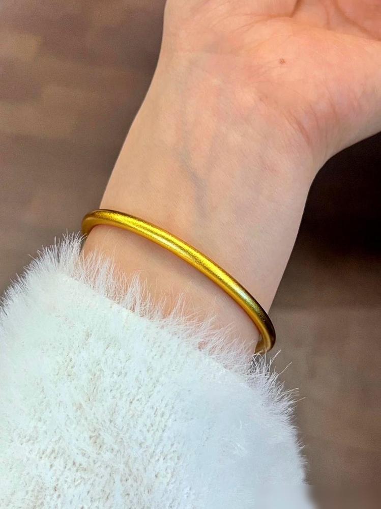 快八万块。就一个普普通通、光秃秃的金镯子，55克。我今天真的是脑子一抽，跑去金店