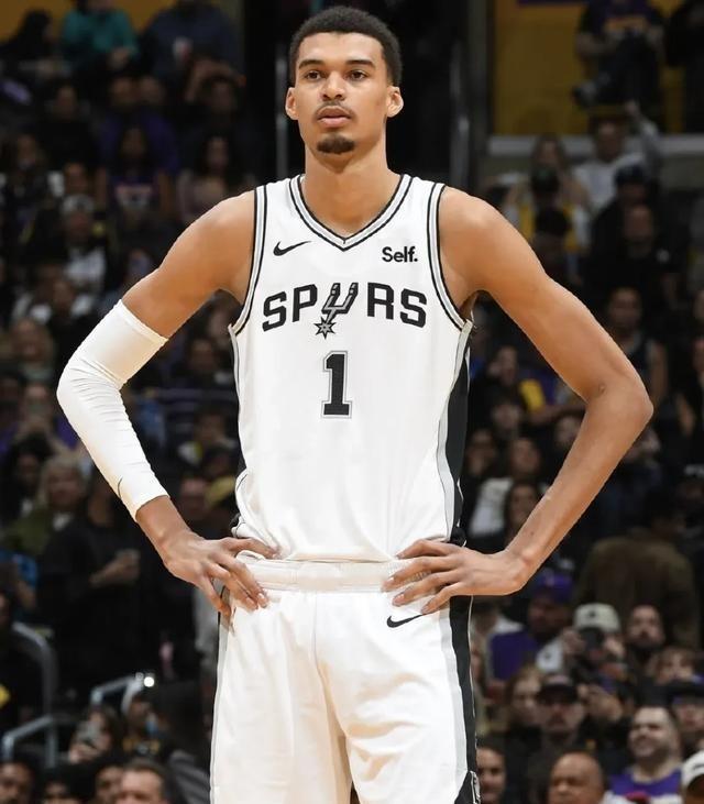 谁能想到，现在NBA最离谱的话题，居然已经不是“谁能限制文班亚马”，而是“篮球之
