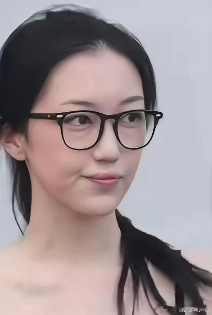 李嫣的兔唇痕迹依然可见，但她的身材和气质实在太完美了，让人忽略了她的不足​