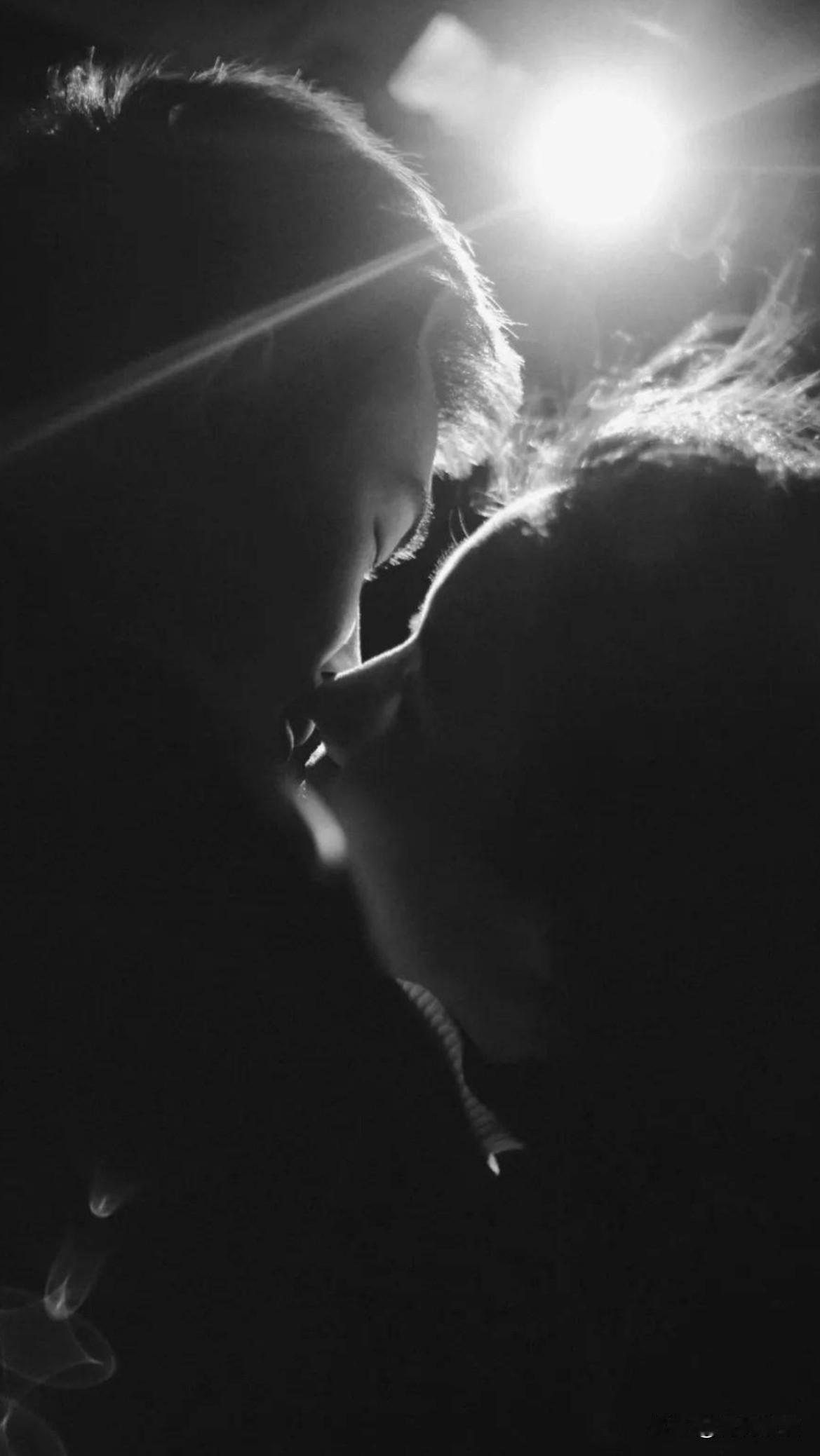 求求你们，不要再吹捧生理性喜欢了。生理性喜欢的人，见面只知道卿卿我我搂搂抱抱