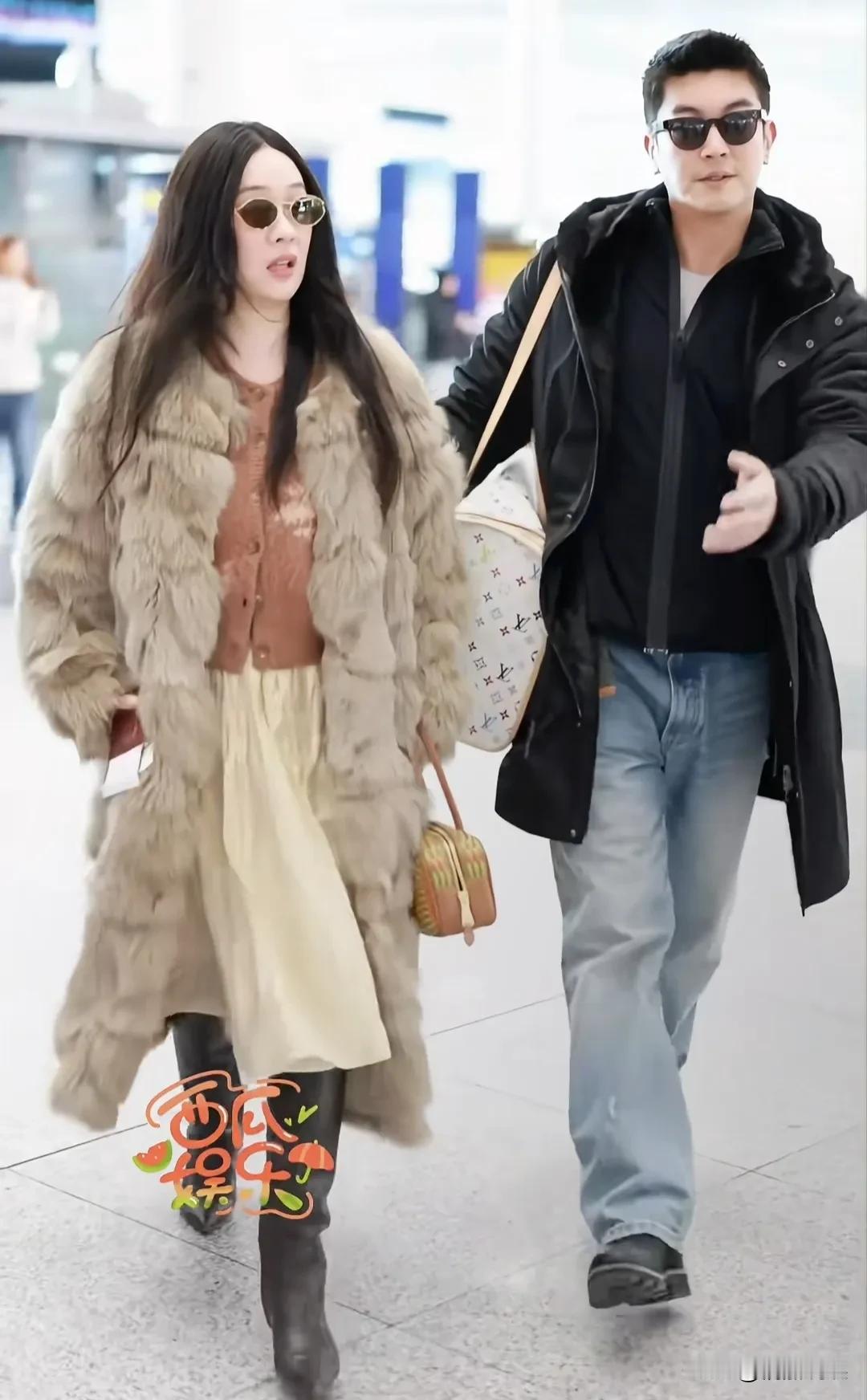 霍思燕越来越来越像李湘了[捂脸哭]把机场走成了T台！霍思燕和老公杜江现身机场，夫