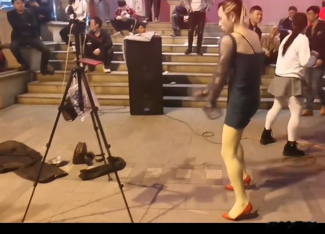 横店大神网红彻底落幕！曾经江滨公园人山人海，如今人去楼空。2019‑2024