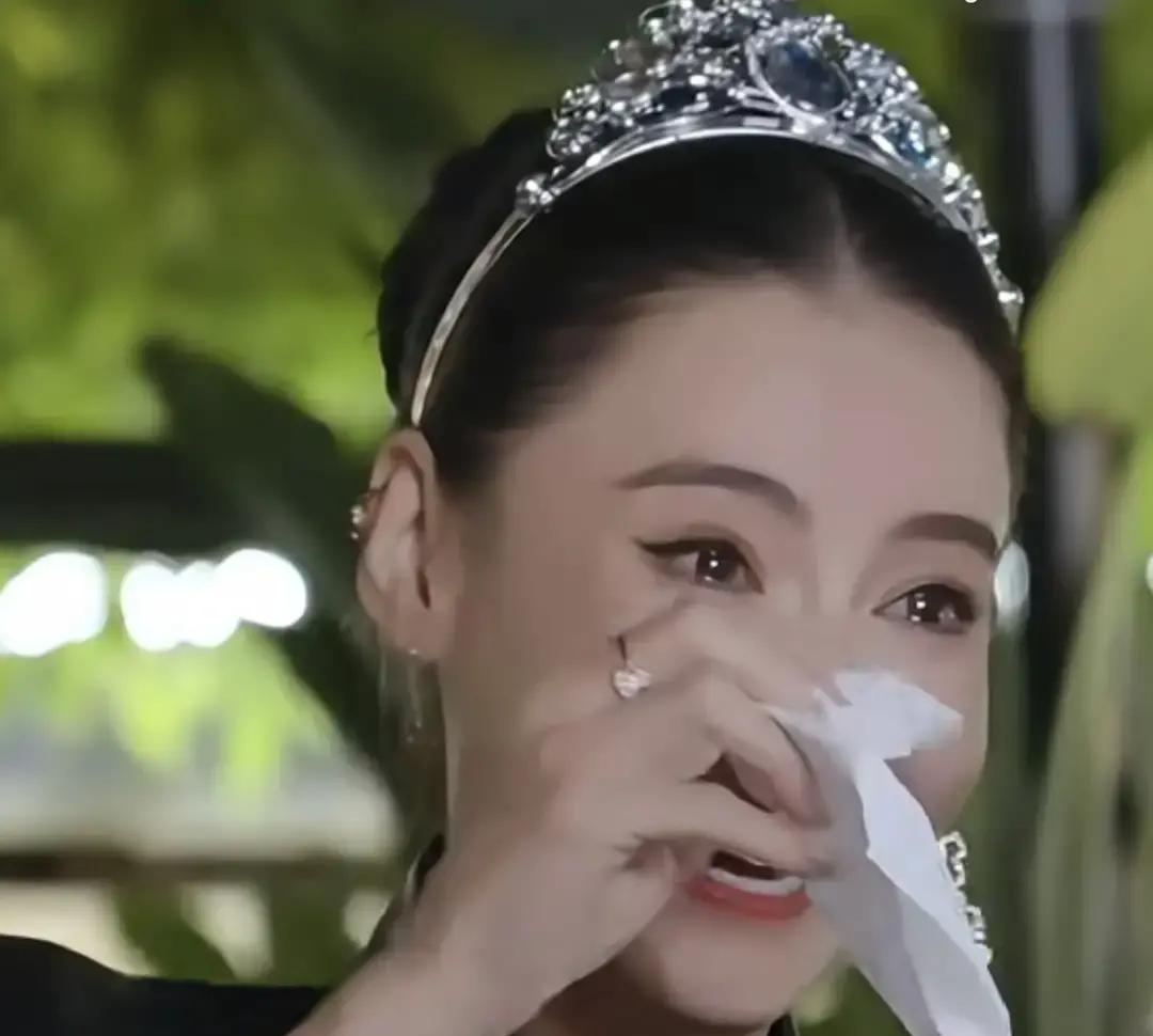 冻红的手指贴在刘嘉玲膝盖上时，监视器后的导演愣了。零下五度片场，张柏芝的指甲盖