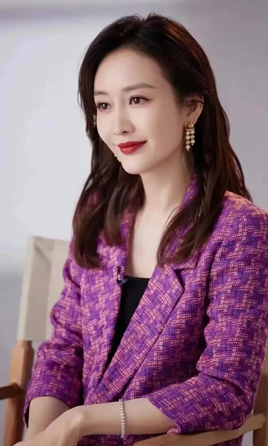 王鸥太美啦！浑身散发着迷人的气质，妥妥的女神一枚！一双迷人的大眼睛，火红的嘴唇，