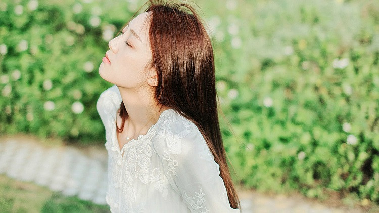 男人暗恋一个女人，才会有的几种表现：1、主动联系你，总是缠着你聊天，一点小事都