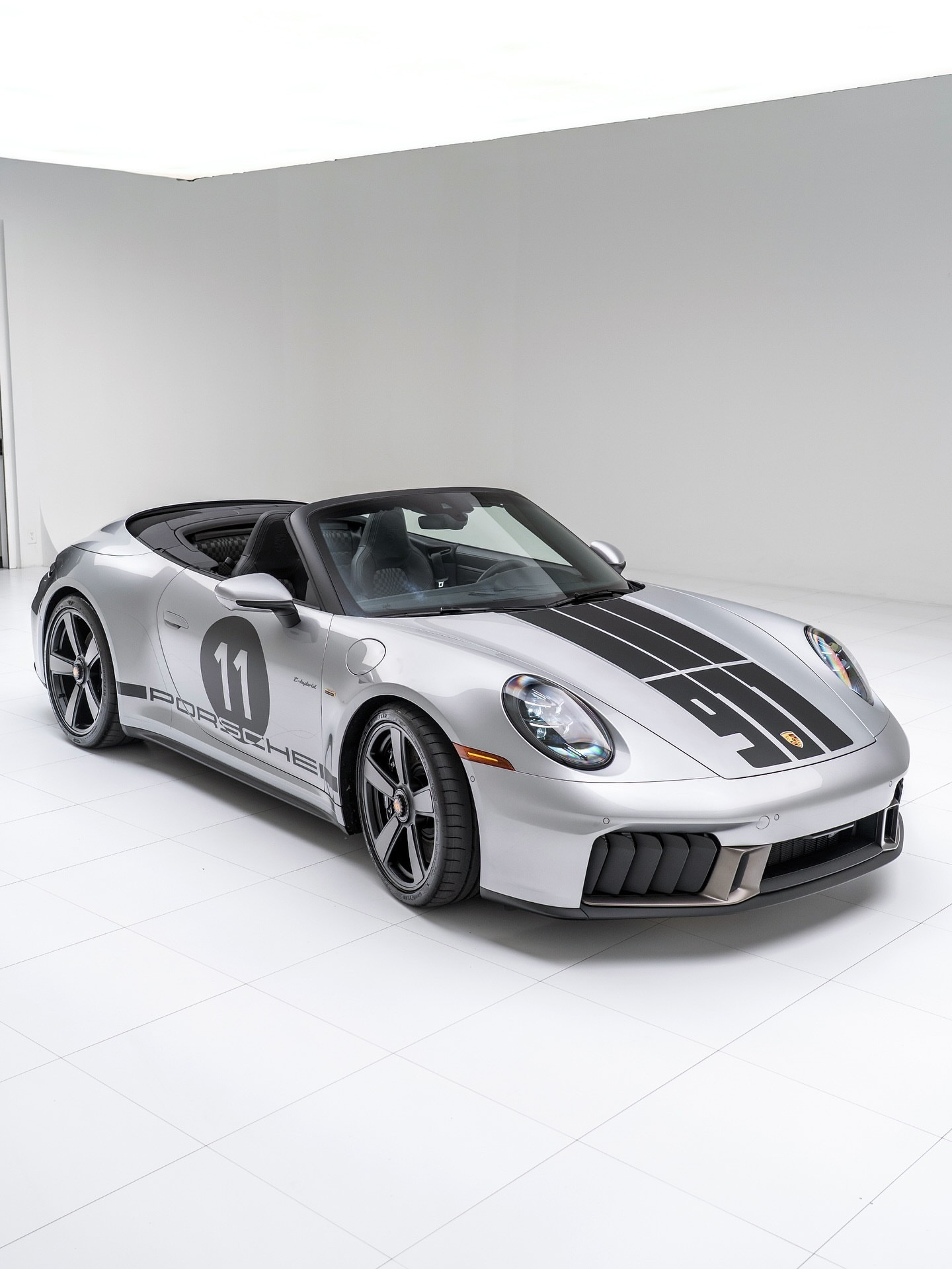 将这个1970年代的经典车型——首款911Spirit70亮相🩶。这款车型