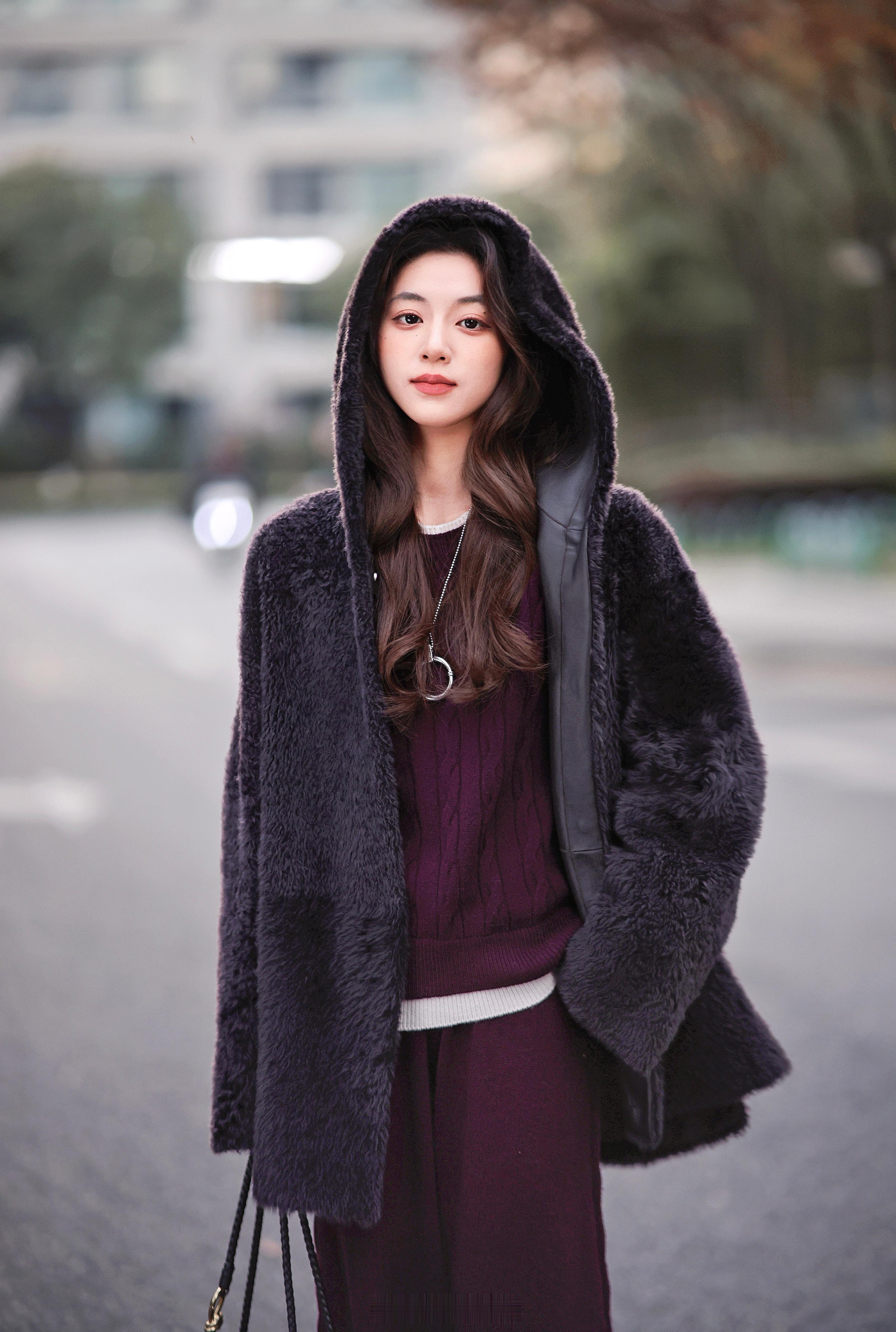 秋冬最最经典贵气皮草非拉贡莫属吧？深棕色调老钱优雅低调好搭再有连帽阔版点缀