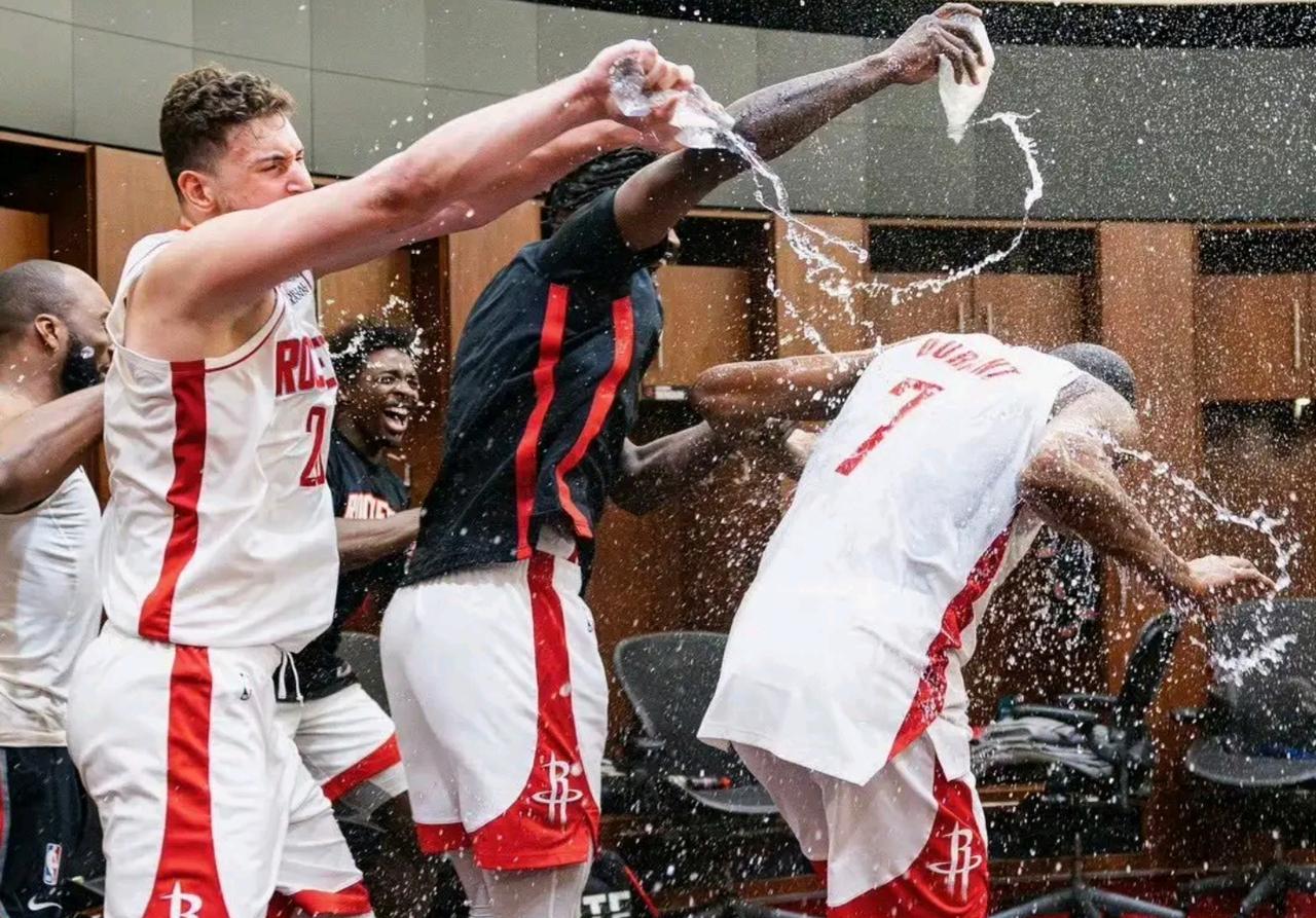 下赛季火箭理想阵容应是：主力：申京、小史密斯、杜兰特、阿门、范弗利特。替补：