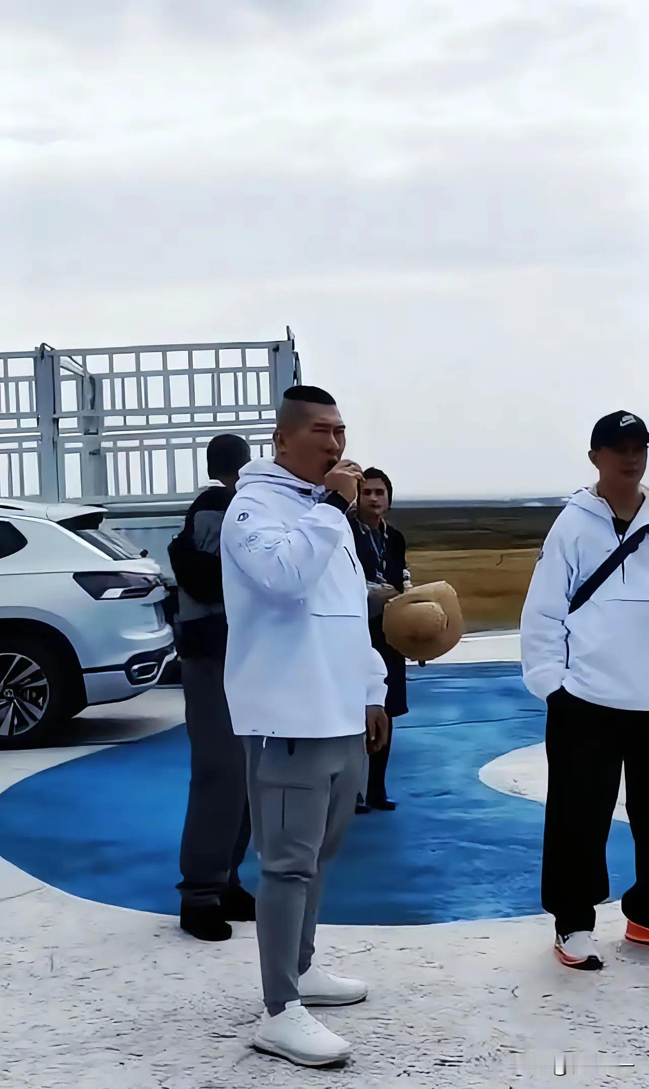 馆长在内蒙古拍广告，然后到伊利公司参观。馆长是认同一个中国原则的，也是爱国的
